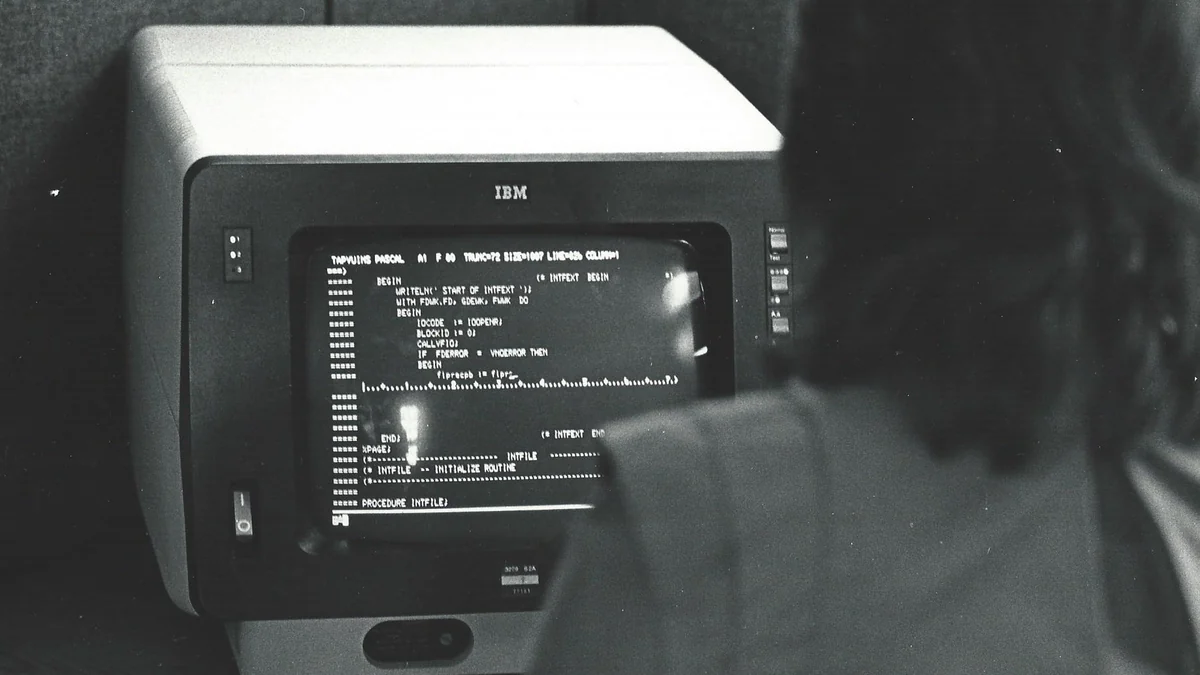 Profissional trabalhando em terminal de computador