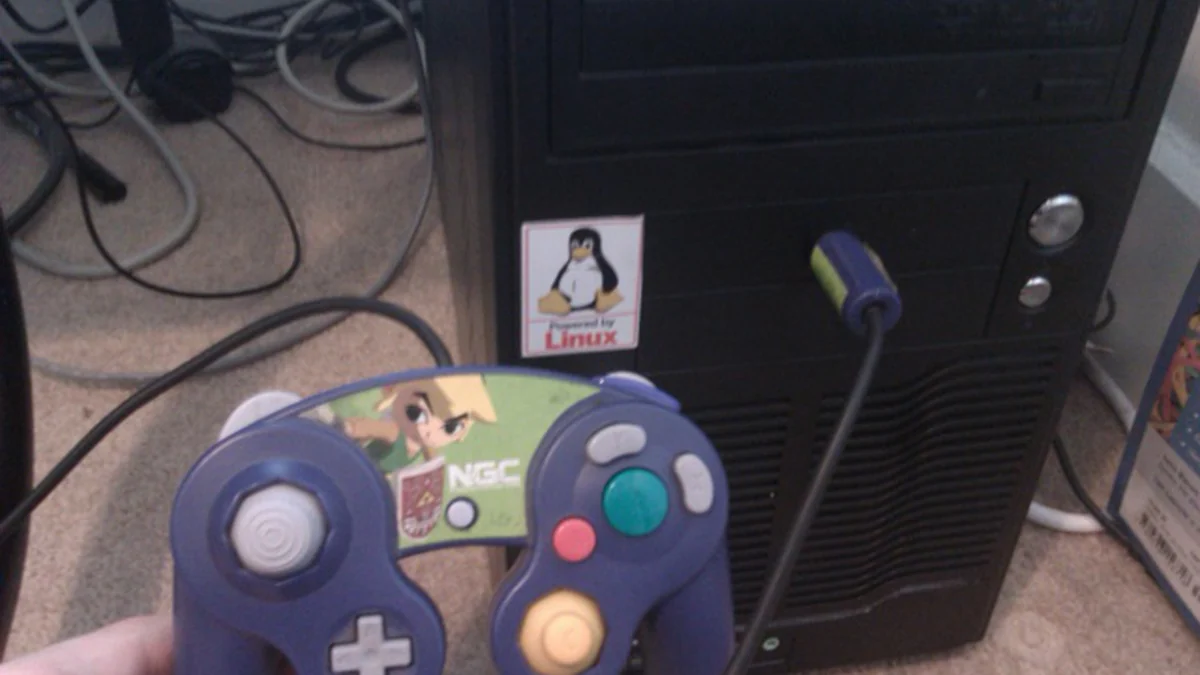 Controle de videogame conectado a computador, representando integração entre plataformas