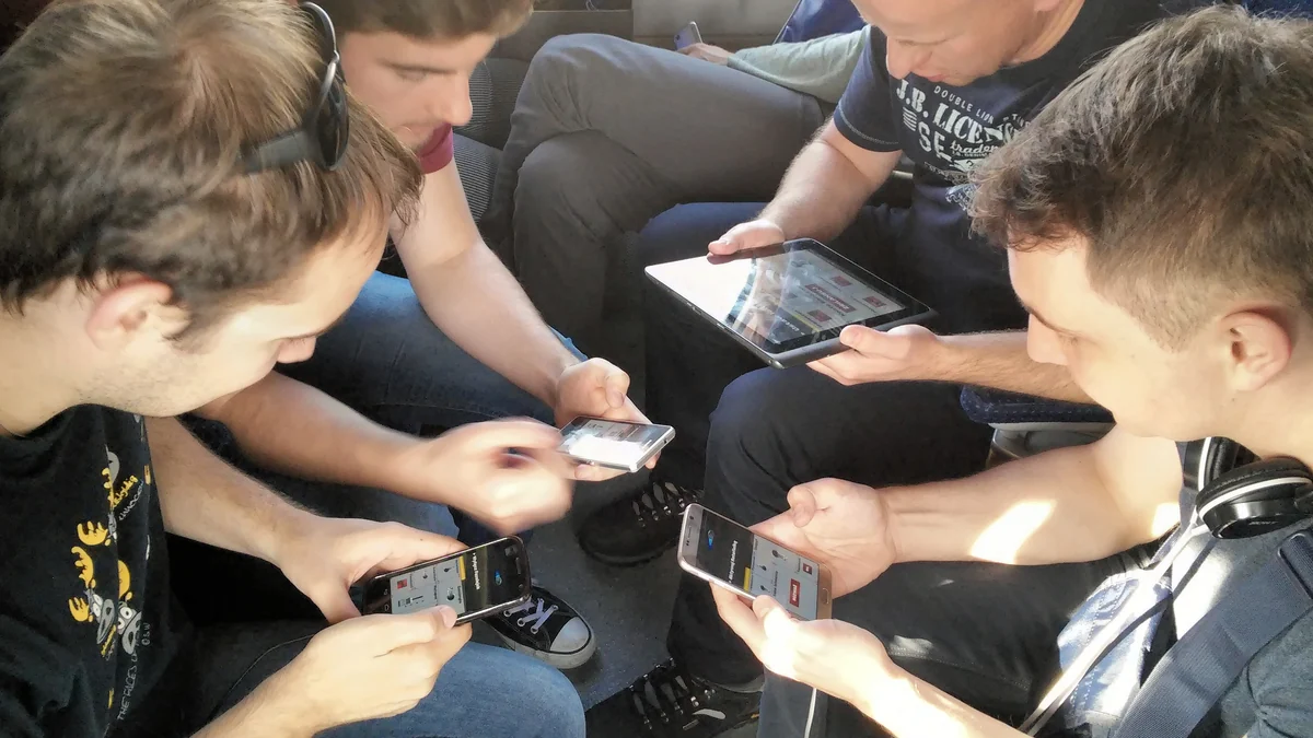 Jogadores usando celulares em uma partida multiplayer