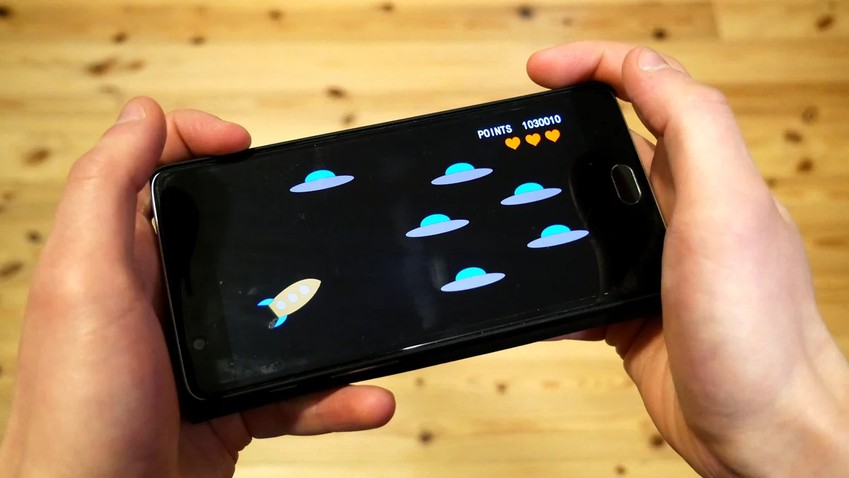 Pessoa jogando em um smartphone