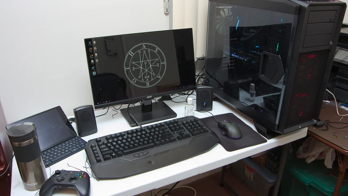 Computador e tela em uma configuração gamer real